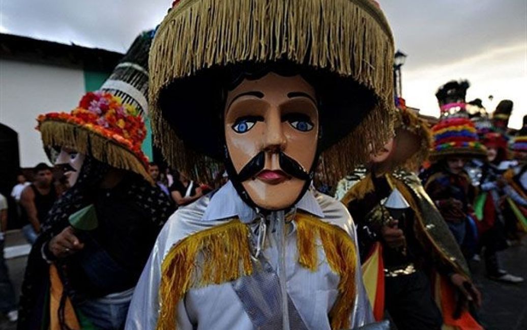 Нікарагуа, Манагуа. Нікарагуанці, одягнені у традиційні костюми, беруть участь у &#039;&#039;Карнавалі поезії" під час святкування VII Міжнародного фестивалю поезії у Гранаді. / © AFP