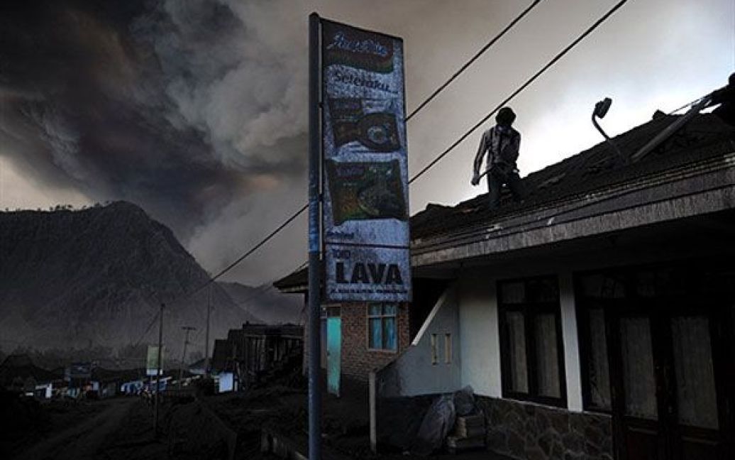 В Індонезії поблизу міста Чеморо Лаванг на сході острова Ява почалось виверження вулкана Бромо. / © AFP