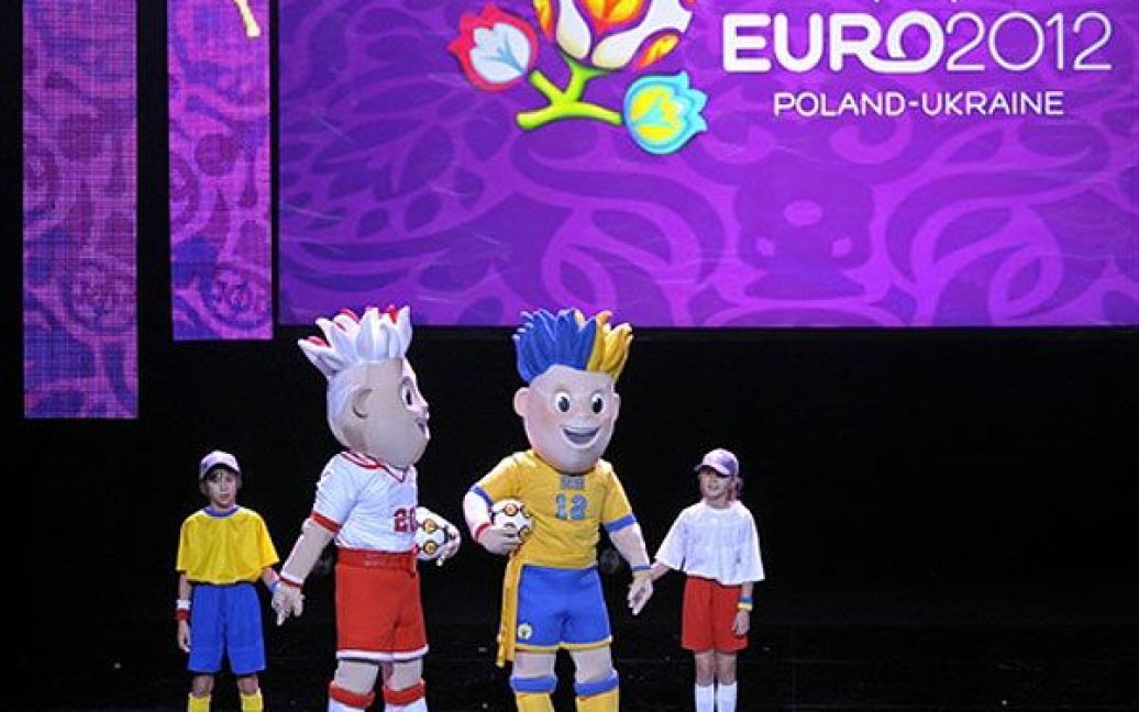 У Варшаві відбулося офіційне представлення талісманів футбольного турніру Євро-2012 / © AFP