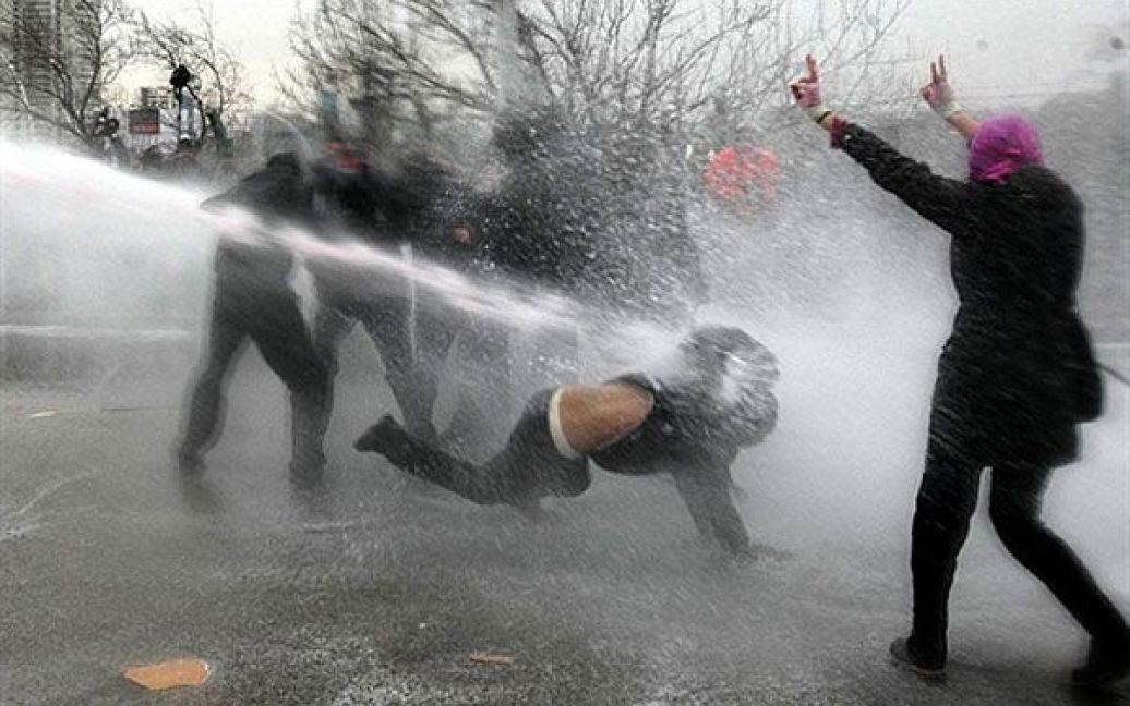 Туреччина, Анкара. Демонстрантів розганяють гарматами під час заворушень, які стались між поліцією та учасниками акції протесту студентів. Більше 500 студентів вийшли на мітинг проти ісламського уряду у країні. / © AFP
