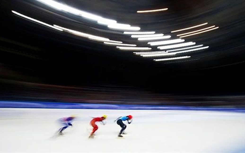 Великобританія, Шеффілд. Спортсмени беруть участь у півфінальних змаганнях на 1000 м серед жінок на Чемпіонаті світу з шорт-треку. / © AFP