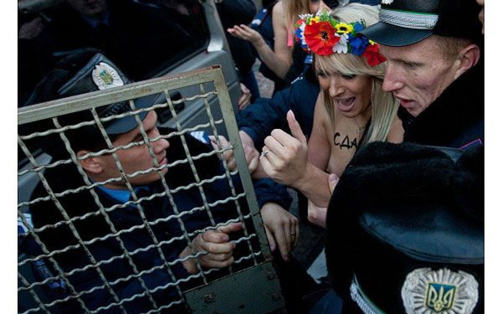 Під час спроби потрапити в будівлю ГУ МВС, оголені активістки FEMEN були затримані і доставлені до Шевченківського райвідділу міліції. / © Украинское Фото