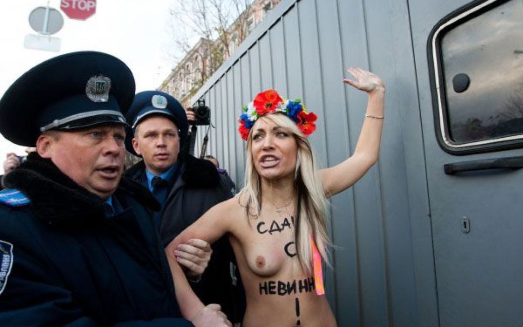 Під час спроби потрапити в будівлю ГУ МВС, оголені активістки FEMEN були затримані і доставлені до Шевченківського райвідділу міліції. / © Украинское Фото