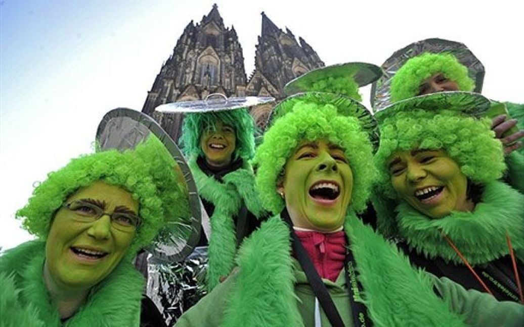 Німеччина, Кельн. Люди святкують на вулиці міста Кельн після офіційного відкриття сезону карнавалів, який починається 3 березня карнавалом жінок і закінчується 9 березня "Попільною середою". / © AFP