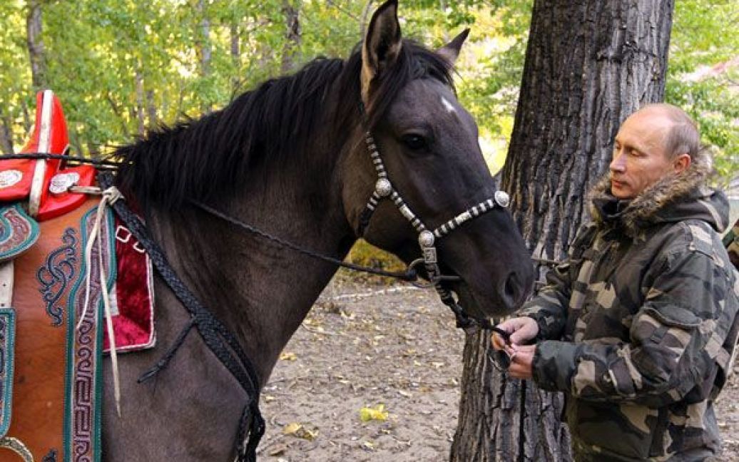 На думку видання, демонстрація фізичної сили та витривалості під час фотозйомки сцен взаємодії людини і природи у важкодоступних місцях, дозволяє прем&#039;єру зберігати моложавий імідж, необхідний для перемоги на президентських виборах в 2012 році. / © premier.gov.ru