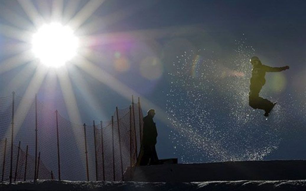 Іспанія, Ла Моліна. Сноубордер тренується перед виступом на Чемпіонаті світу зі сноубордингу на курорті Ла Моліна на півночі Іспанії. / © AFP