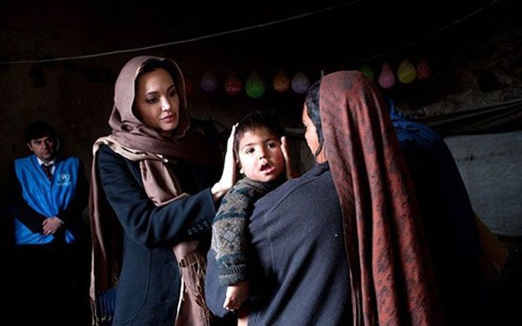 Афганістан, Кабул. Американська актриса і посол доброї волі ООН Анджеліна Джолі здійснила дводенний візит до Афганістану, щоб зустрітися з біженцями у понівеченій війною країні. / © AFP