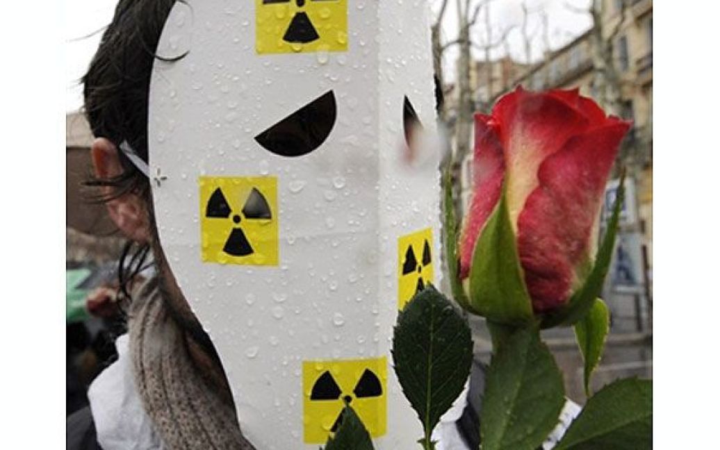 Франція, Марсель. Людина тримає троянду під час демонстрації у Марселі. Марш вулицями міста з вимогами припинити використання ядерної енергії провели у відповідь на ситуацію з АЕС "Фукусіма" у Японії. / © AFP
