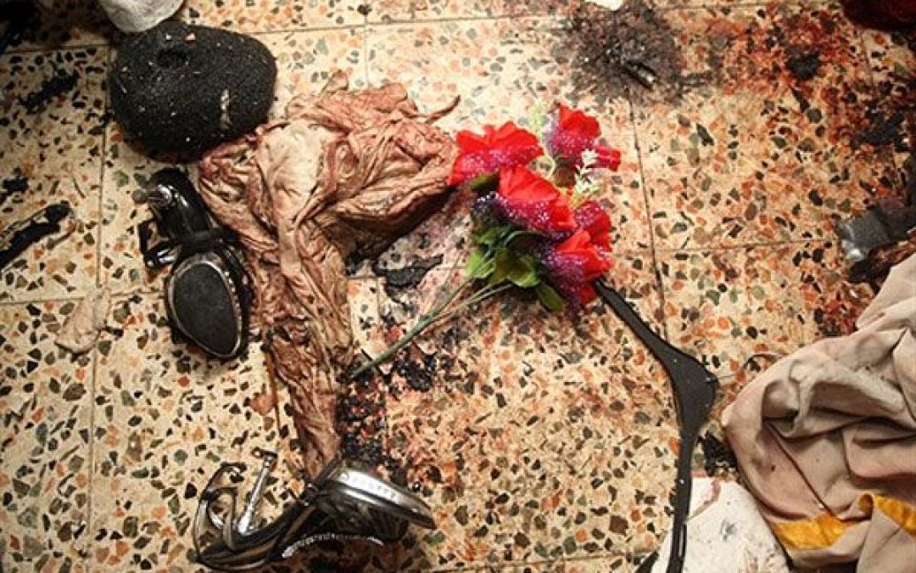 Ірак, Багдад. Взуття і закривавлена сорочка лежить на підлозі кімнати священика у католицькому соборі Саїдат аль-Неджат в центрі Багдада. Американські та іракські війська здійснили штурм собору, щоб звільнити десятки заручників після атаки Аль-Каїди, в результаті якої загинули 46 віруючих. / © AFP