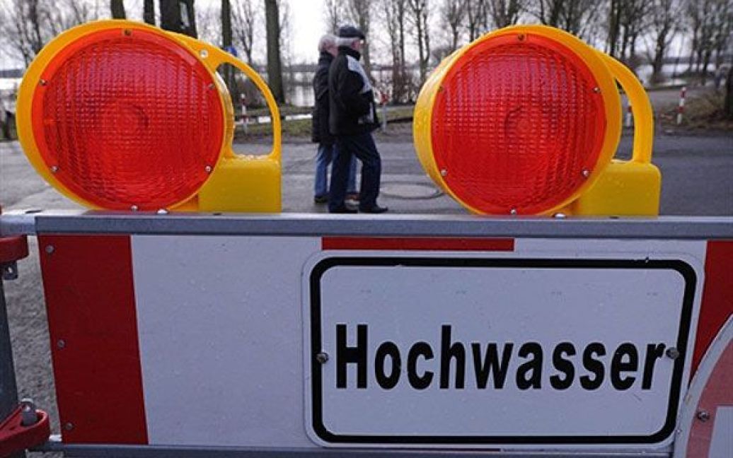 У німецькому місті Монхайм, неподалік від Кельну, встановлено попереджувальні знаки. / © AFP