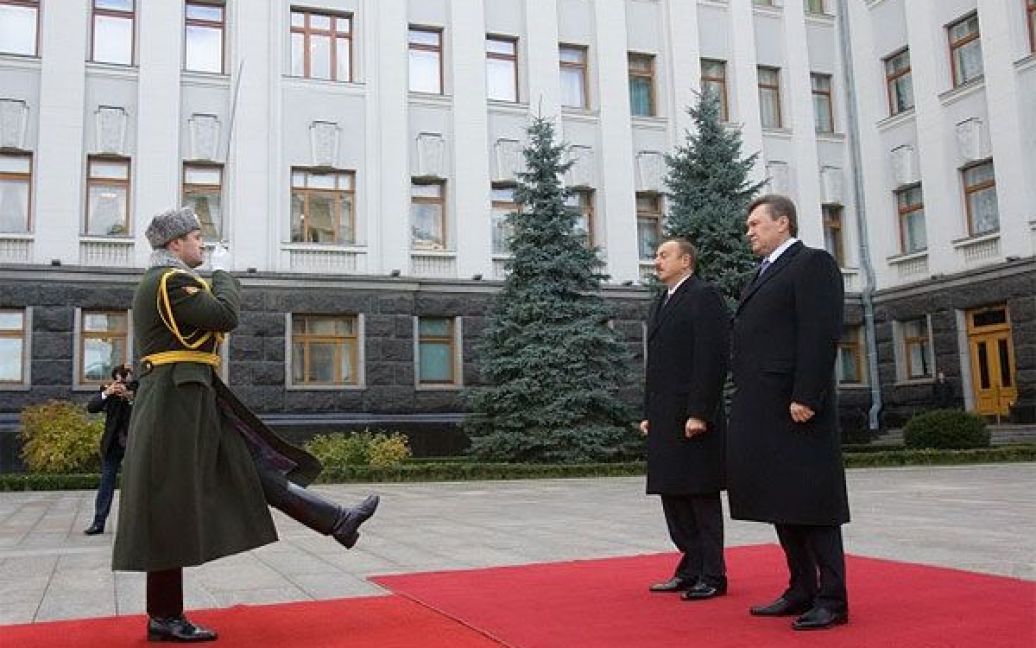 Біля будівлі адміністрації президента пройшла офіційна церемонія зустрічі Януковича та Алієва. / © President.gov.ua