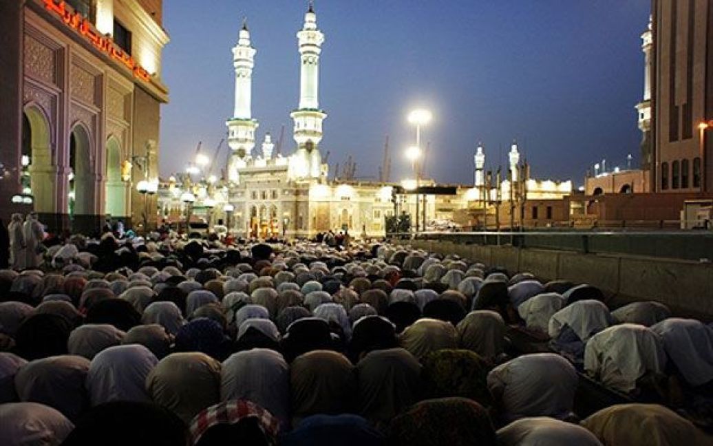 Саудівська Аравія, Мекка. Мусульманські паломники здійснюють вечірню молитву біля Великої мечеті у священному місті Мекка. Щорічне паломництво, або хадж, є одним з п&#039;яти стовпів ісламу, яке повинно бути виконано принаймні один раз у своєму житті всіма віруючими, які мають для цього достатньо здоров&#039;я і коштів. / © AFP