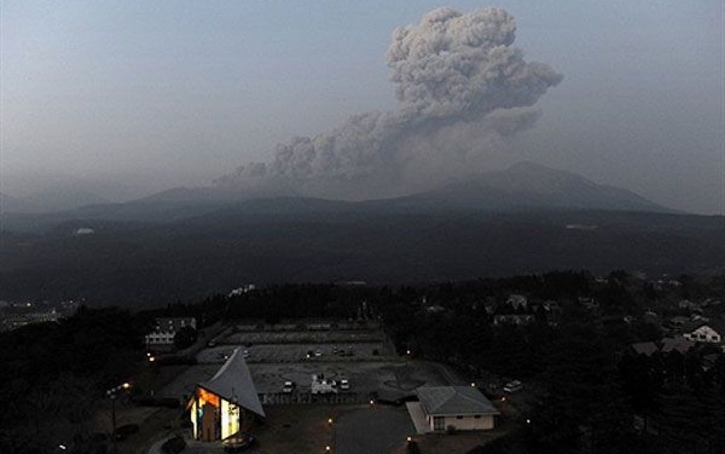 Японія, Такахару. Стовп диму піднімається з кратера вулкана Сінмое у горах Кірісіма, префектура Кагосіма, південний японський острів Кюсю. 1421-метровий вулкан Сінмое, розташований на кордоні префектур Міядзакі і Кагосіма, прокинувся вперше за 52 роки. / © AFP