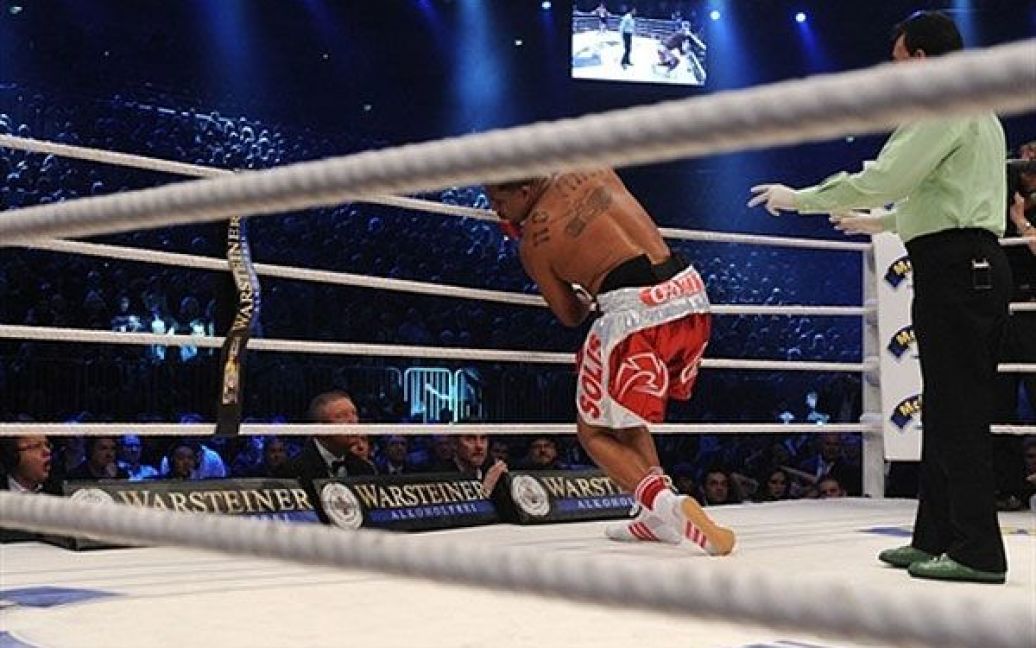 Чемпіон світу з боксу за версією WBC Віталій Кличко захистив свій титул, нокаутувавши кубинця Одланьєра Соліса за 180 секунд. / © AFP