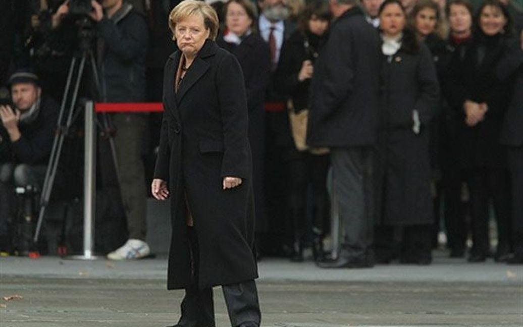Німеччина, Берлін. Федеральний канцлер Німеччини Ангела Меркель йде через двір канцелярії (Bundeskanzleramt) перед зустріччю із президентом Чилі Себастьяном Пінейрою. / © AFP