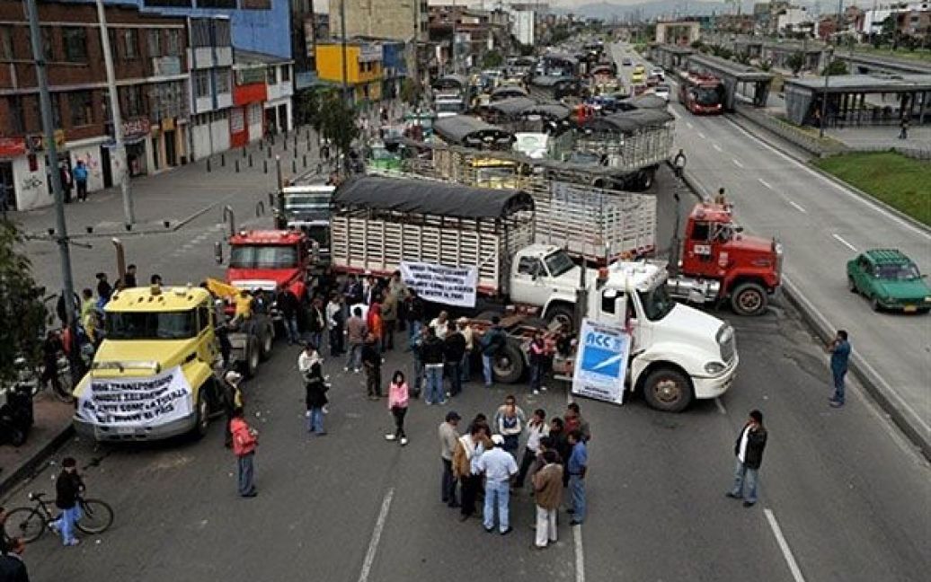 Колумбія, Богота. Вантажні автомобілі заблокували головний проспект Боготи під час страйку, який розпочався у відповідь на те, що уряд ліквідував мінімальні ставки фрахту. / © AFP