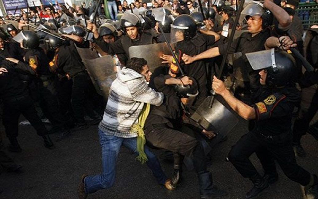 Єгипет, Каїр. Зіткнення демонстрантів з поліцією відбулись в центрі Каїра під час акції протесту. Демонстранти вимагали  відставки президента Хосні Мубарака і закликали до реформ. Протестувальники несли прапори і скандували антиурядові гасла. / © AFP