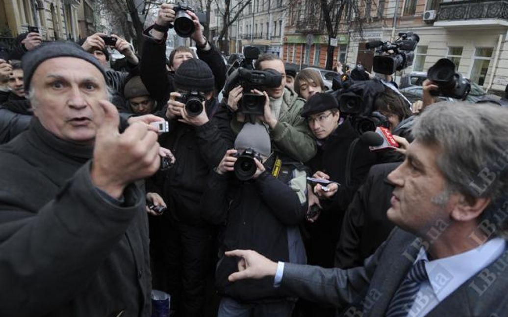 Ющенко відповіві невідомому: "Не кричіть! Оце я тобі дав право так говорити. Щоб ти ходив по своїй землі, розмовляв своєю мовою." / © Левый берег