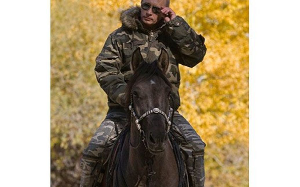 На фотосесії видно, що, крім вивчення барсів, прем&#039;єр також покатався верхи... / © AFP