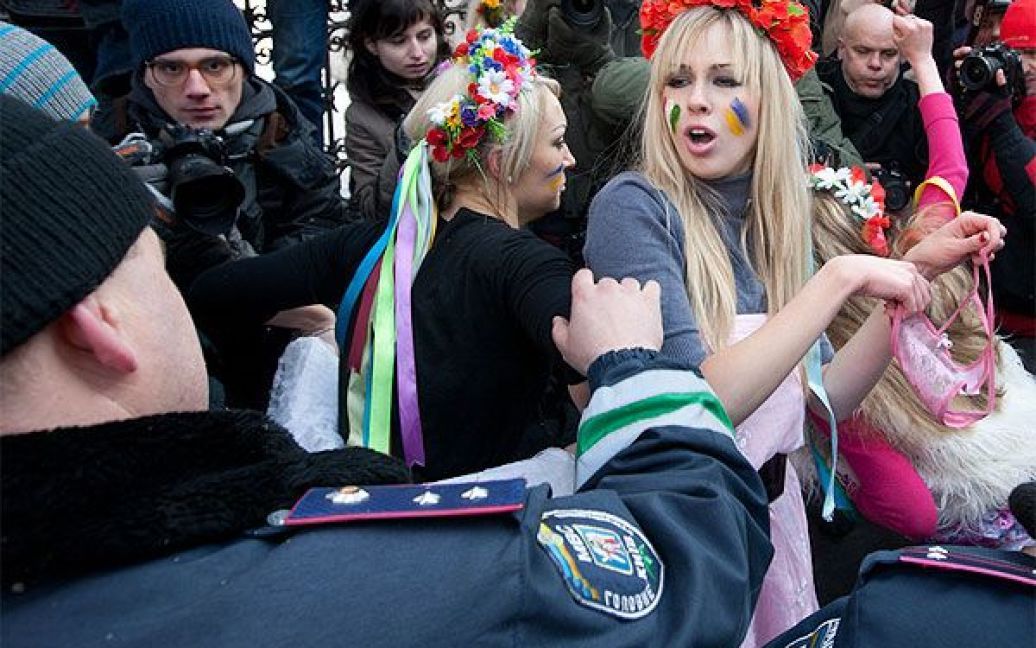 Співробітники Шевченківського РУВС затримали активісток FEMEN, незважаючи на офіційну заявку на проведення акції. / © Жіночий рух FEMEN