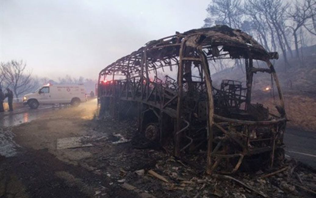 Автобус, на якому евакуювали ув&#039;язнених з тюрми "Дамон", опинився зі всіх боків оточеним полум&#039;ям. / © AFP