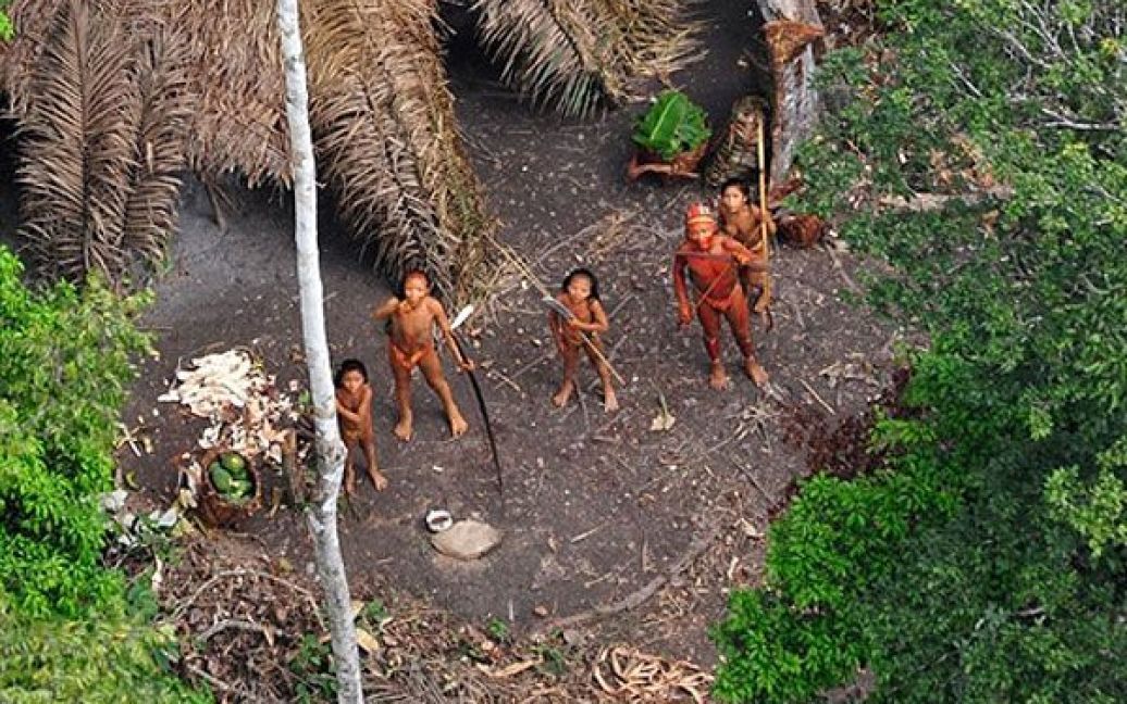 Бразилія. З літака видно невідоме племя індіанців, яке мешкає в лісах Амазонки, недалеко від кордону з Перу. Контактів з племенем немає, але, ймовірно, ці індіанці тікають з Перу через масове вторгнення лісорубів у їхні землі. / © AFP