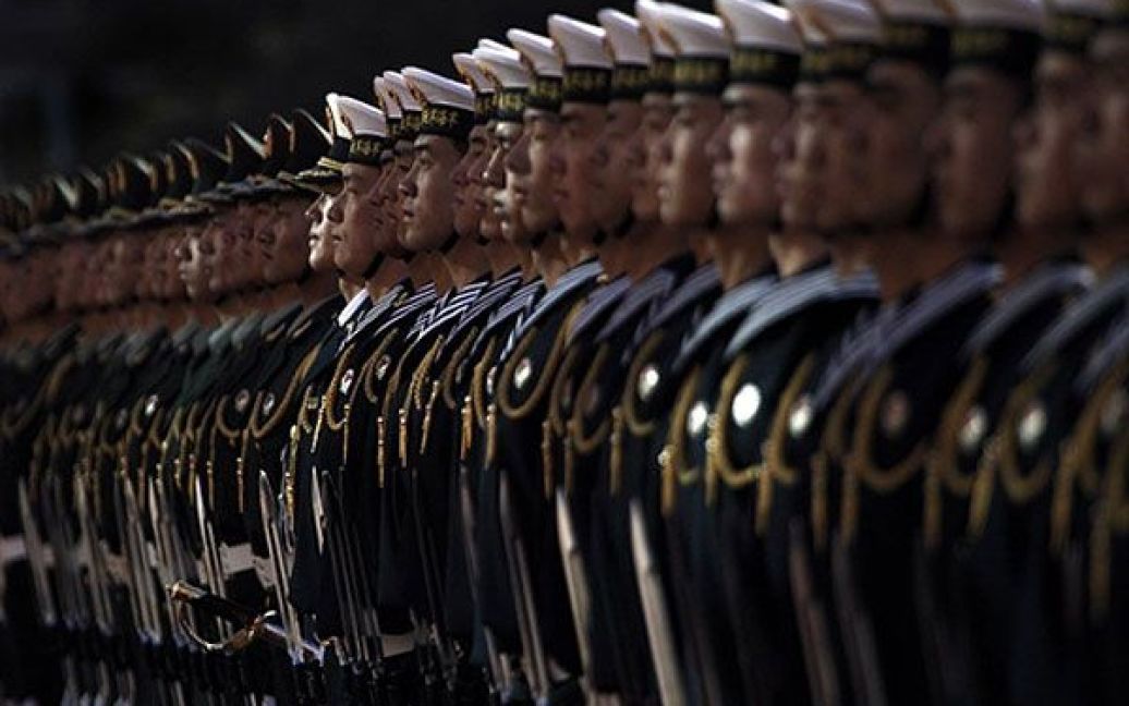 Китай, Пекін. Члени китайської військової почесної варти стоять по стійці "струнко" під час церемонії зустрічі міністра оборони США Роберта Гейтса у Пекіні. / © AFP