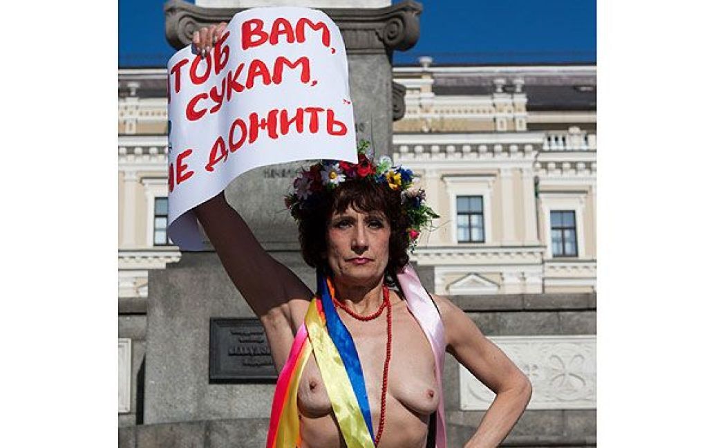 Топлес-акція FEMEN "Важкий вік" на знак протесту проти підвищення пенсійного віку у жінок. / © Жіночий рух FEMEN