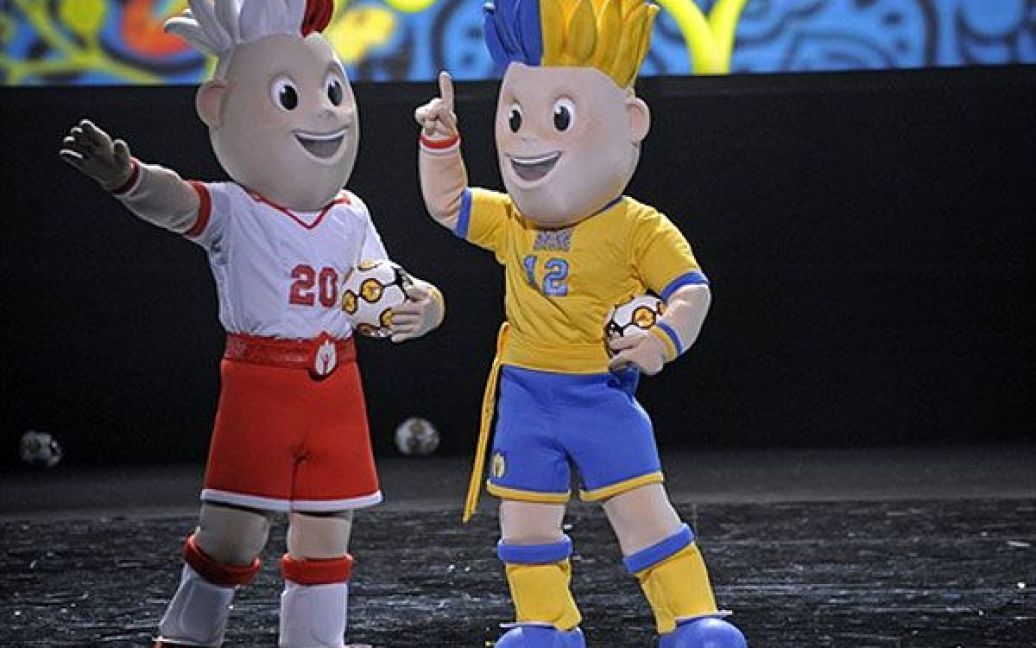 Талісманами Євро-2012 стали двоє футболістів-близнюків, які є ще й супергероями. / © AFP