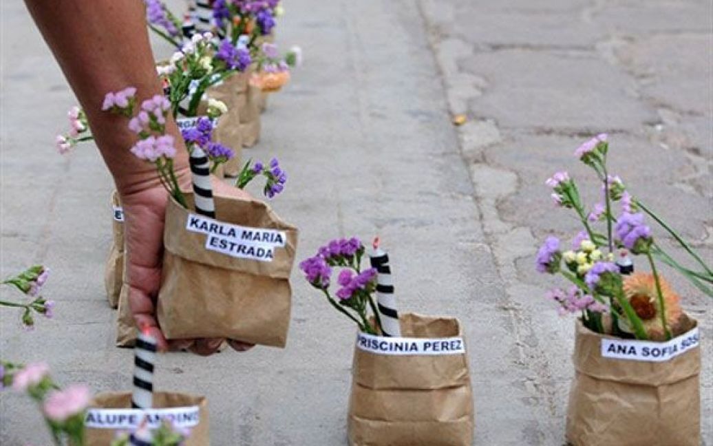 Гондурас, Тегусігальпа. Родичі вшановують пам&rsquo;ять жінок, які стали жертвами насильства, напередодні Міжнародного жіночого дня у Тегусігальпі. Протягом останнього року у Гондурасі загинули 60 жінок. / © AFP