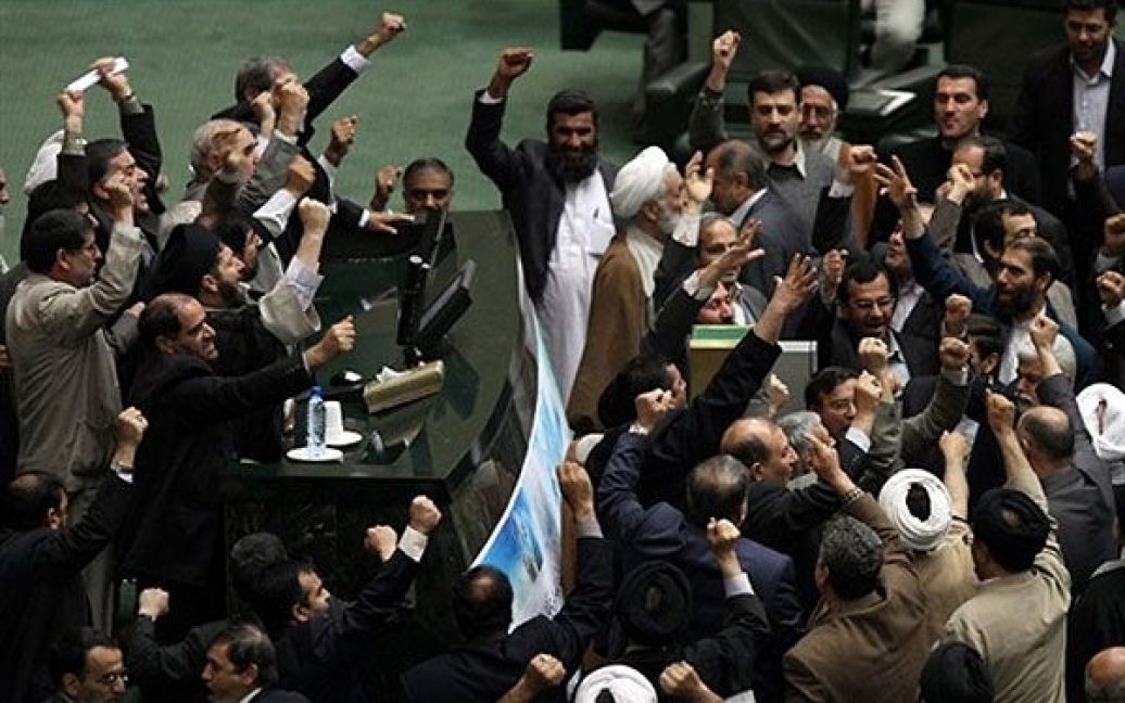 Іран, Тегеран. Іранські парламентарії закликають до страти лідерів опозиції, які зібрали антиурядові протести, під час яких вже загинула одна людина. / © AFP