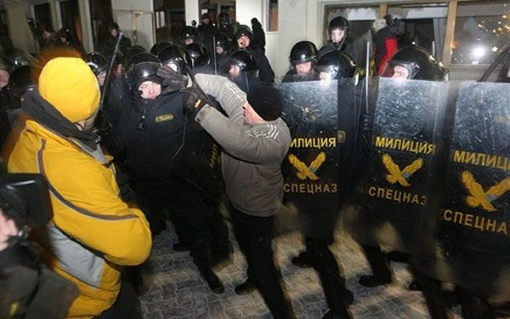 До Будинку уряду Білорусі прибули внутрішні війська, демонстрантів силою витіснили із площі Незалежності на прилеглі вулиці. / © AFP