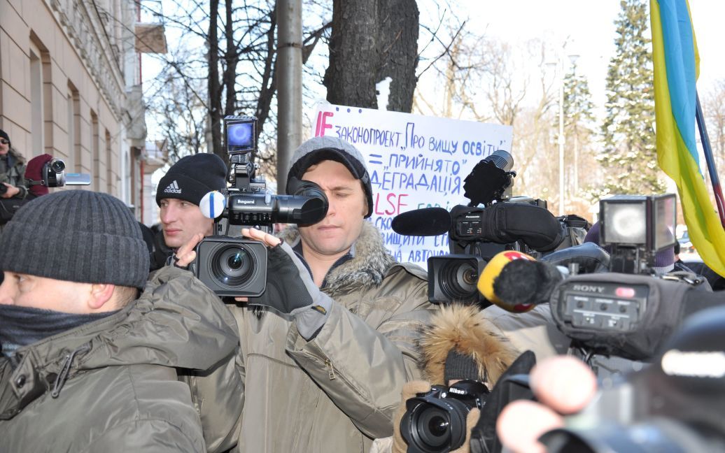У руках студенти тримали жовто-блакитні прапори та транспаранти "Депутати-паразити не дають студентам жити", "Вільну освіту для кожного", "Не дражни студента!". / © ТСН.ua
