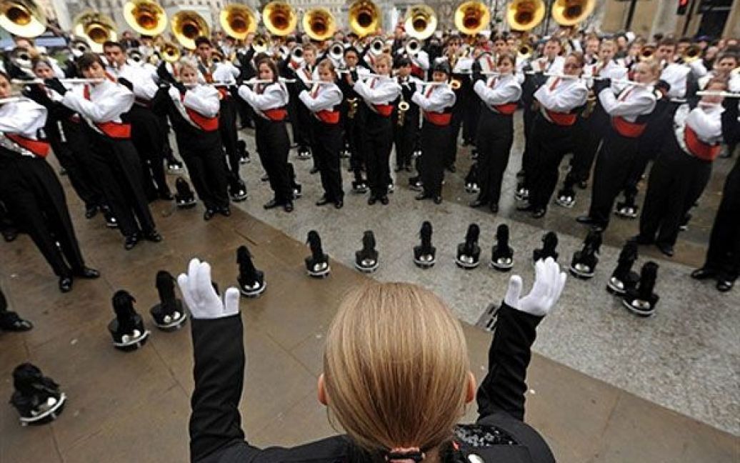 Великобританія, Лондон. Члени оркестру "Riverside City College All Star Band" з Каліфорнії під час репетиції новорічного святкового параду на Трафальгарській площі у центрі Лондона. / © AFP