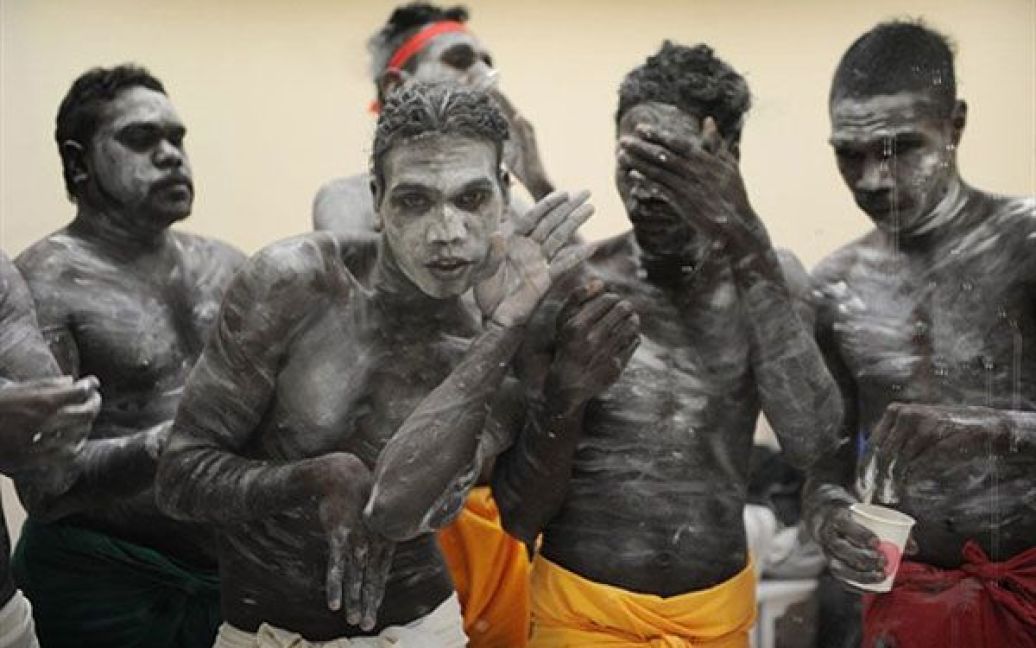 Китай, Пекін. Учасники австралійської трупи танців аборигенів "Танцюристи Чукі" зібрались у роздягальні перед репетицією телевізійного новорічного шоу. / © AFP