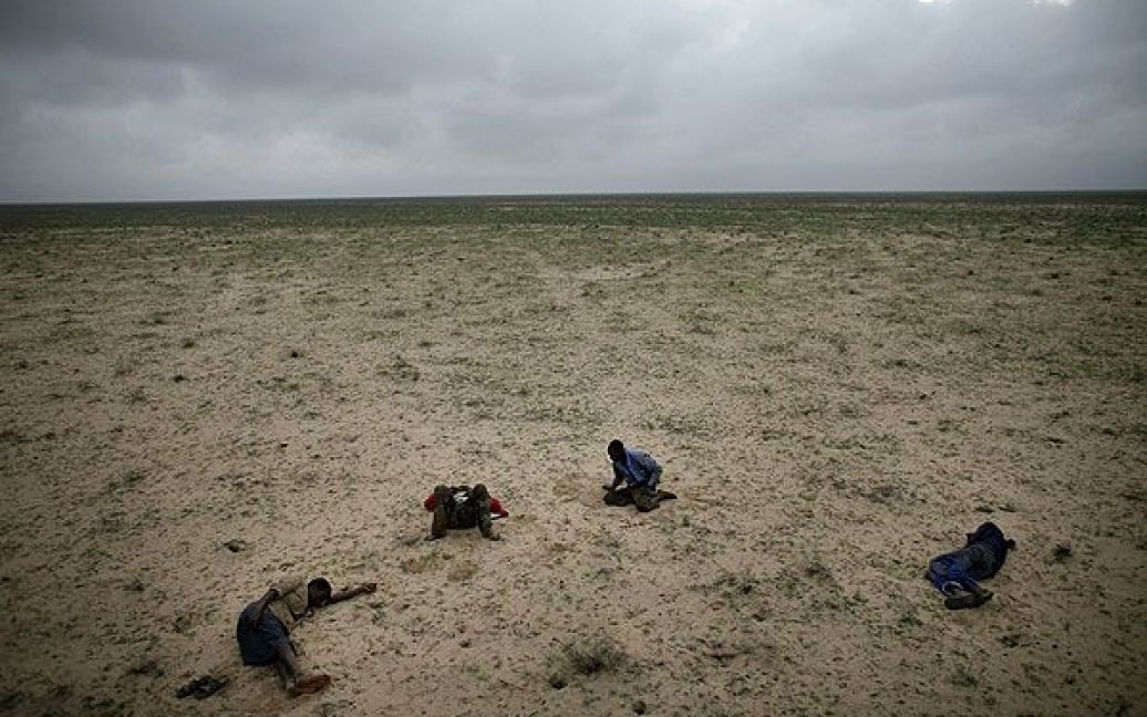 Перше місце у номінації "Проблеми сьогодення". Чотири сомалійські біженці по дорозі до Ємена сплять в пустелі після нічної подорожі брудними дорогами під дощем. (Getty Images.) / © Worldpressphoto