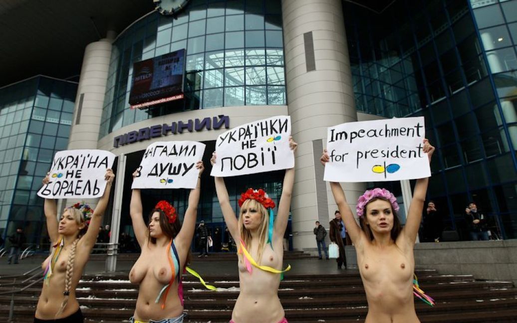 Дівчата тримали плакати із написами "Политичний срач", "Напаскудив у душу", "Януковичу імпічмент". / © femen.livejournal.com