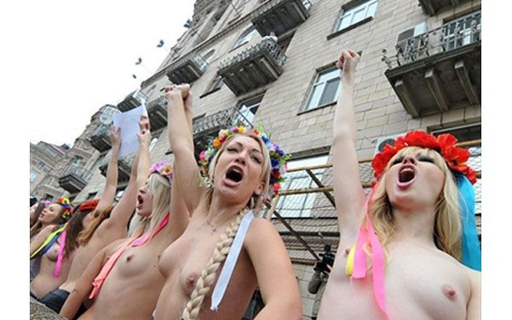FEMEN провів топлес-протест під гаслами "Балкон це приватна власність" і "Існує бунтівний балкон" навпроти будівлі КМДА. / © AFP