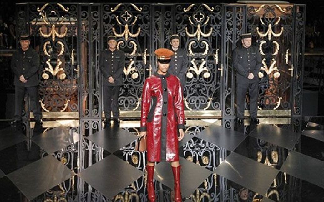 Франція, Париж. Модель демонструє одяг американського дизайнера Марка Джейкобса для модного дому Louis Vuitton під час показів готового одягу в Парижі. / © AFP