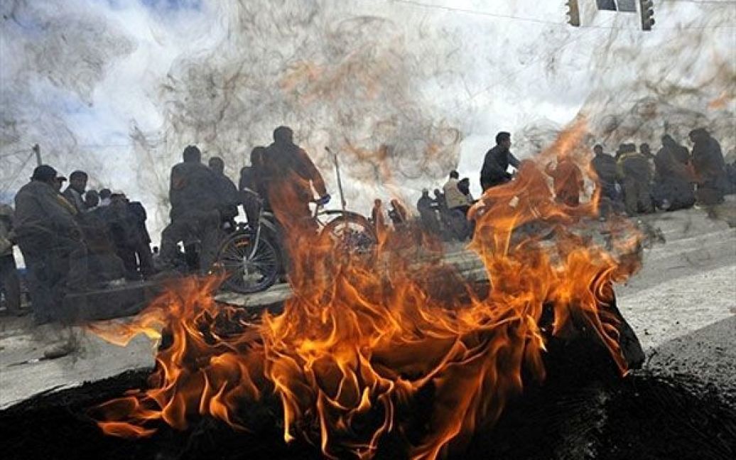 Болівія, Ель-Альто. Водії автобусів палять шини під час 24-годинного загальнонаціонального страйку, учасники якого вимагали збільшення вартості квитків на 50 відсотків. / © AFP