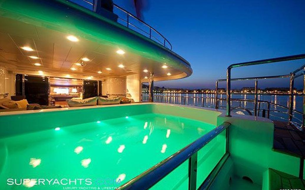 На верхній палубі розташований басейн з штучним водоспадом та джакузі на шістьох осіб. / © superyachts.com