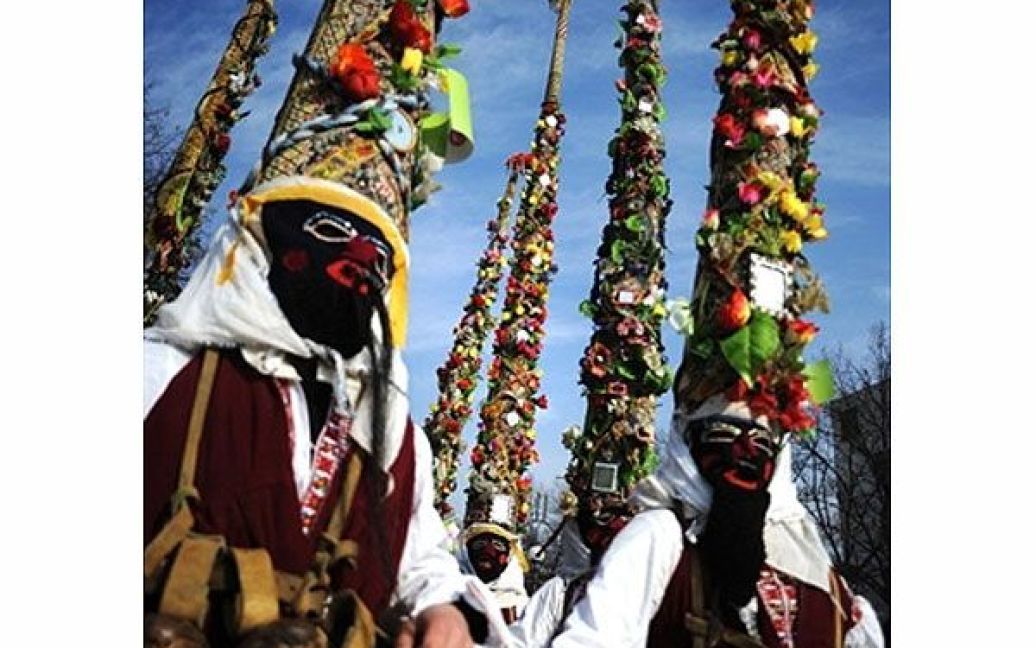 Болгарія, Пернік. Болгарські танцюристи, відомі як "kukeri", виконують ритуальний танець під час Міжнародного фестивалю маскарадних ігор у місті Пернік. Учасники триденного фестивалю одягають різнокольорові маски, вкриті бісером, стрічками і дзвіночками, які мають відігнати хвороби і злих духів. / © AFP