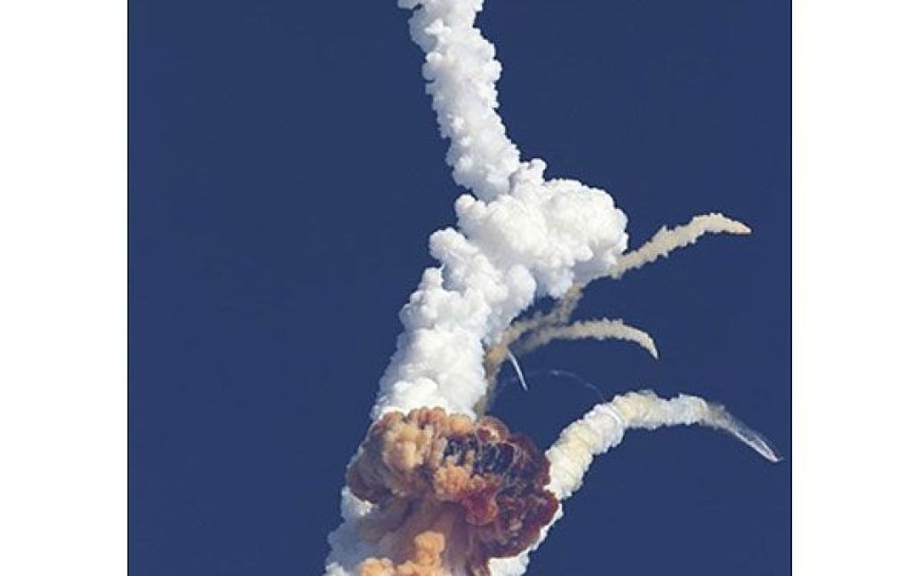 Індія, Шріхарікота. Індійська GSLV (геостаціонарна супутникова ракета-носій) вибухнула майже одразу після запуску у Шріхарікоті. / © AFP