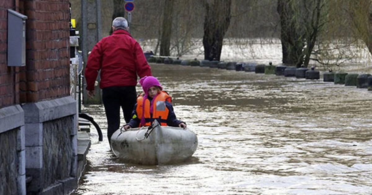 Місто Еньо у Бельгії затопило через підвищення води у річці Урт / © AFP