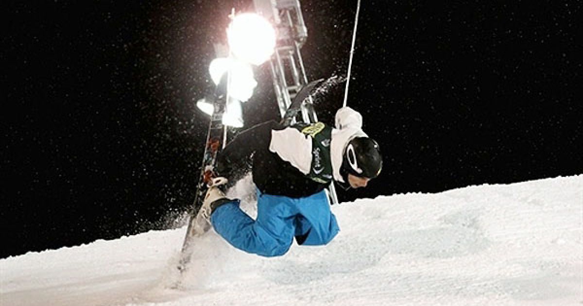 США, Денвер. Норвезький лижник Оле Мастад падає під час приземлення на змаганнях з фрістайлу Nature Valley Challenge Denver Big Air Freestyle Ski, які відбулись у центральному парку Денвера, штат Колорадо. / © AFP