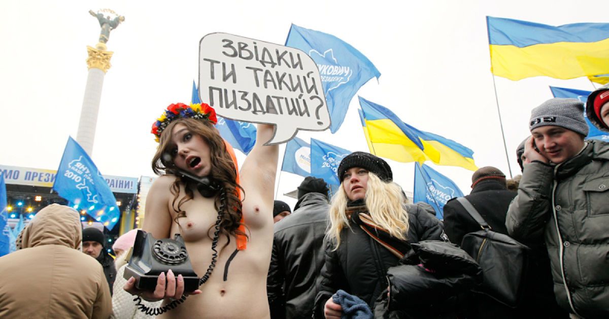 Оголені дівчата з руху FEMEN під час акції Партії регіонів у Києві звернулися зі своїм питанням до президента Віктора Януковича / © femen.livejournal.com