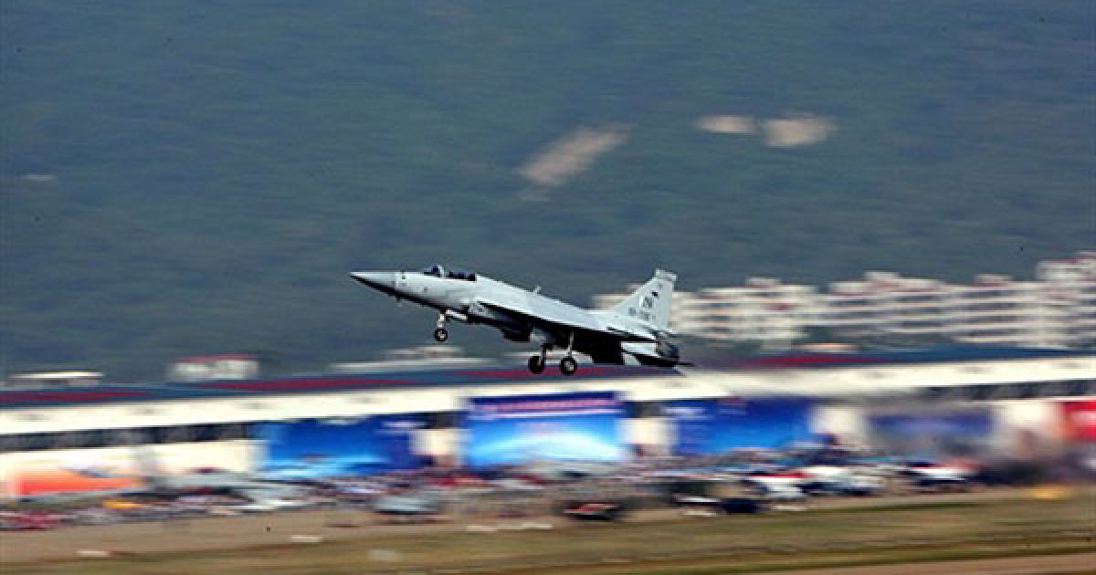 Пакистанський винищувач злітає перед виступом / © AFP