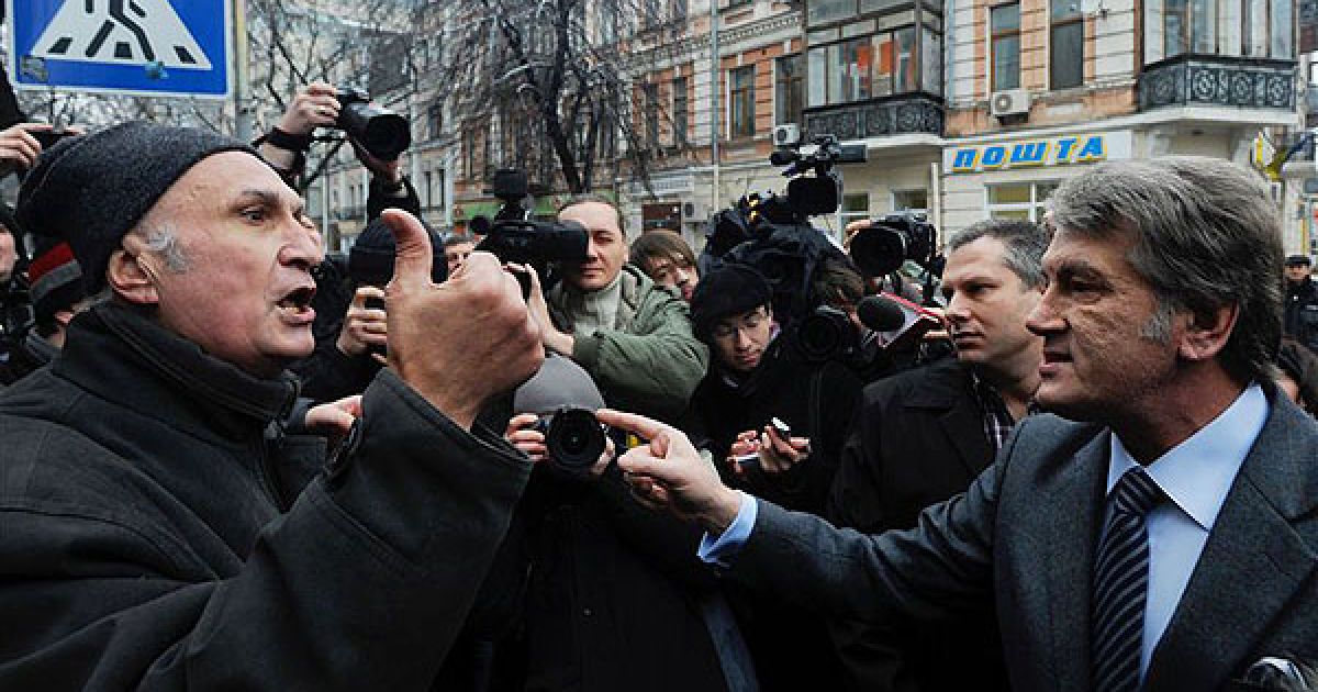 "Паскуда! Як ти можеш дивитися людям в очі?" - кричав невідомий Ющенку. / © PHL.com.ua