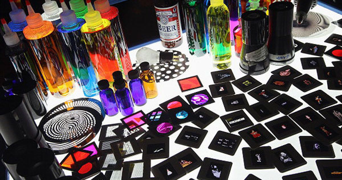 На виставці "High Society" представлені книги, фільми та ілюстрації, які розповідають про історію та географію наркотиків.