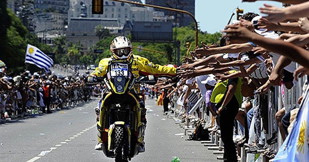 Аргентина. Чилійський мотогонщик Родріго Кабальєро на своєму KTM вітає глядачів, які зібрались на Авеню 9 липня, перед урочистим стартом ралі Дакар 2011 у центрі Буенос-Айреса. / © AFP
